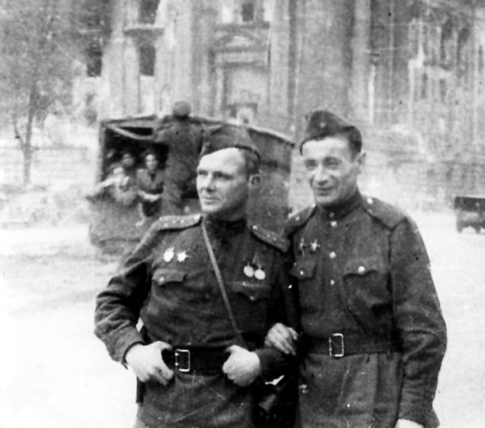 В годы Великой Отечественной Светлов (справа) работал военным корреспондентом и дошел до Берлина (на фото он с боевым другом)