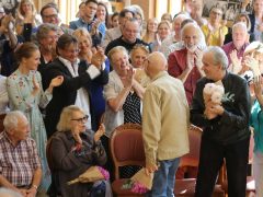 Труппа театра поздравляет Николая Лебедева (в центре)