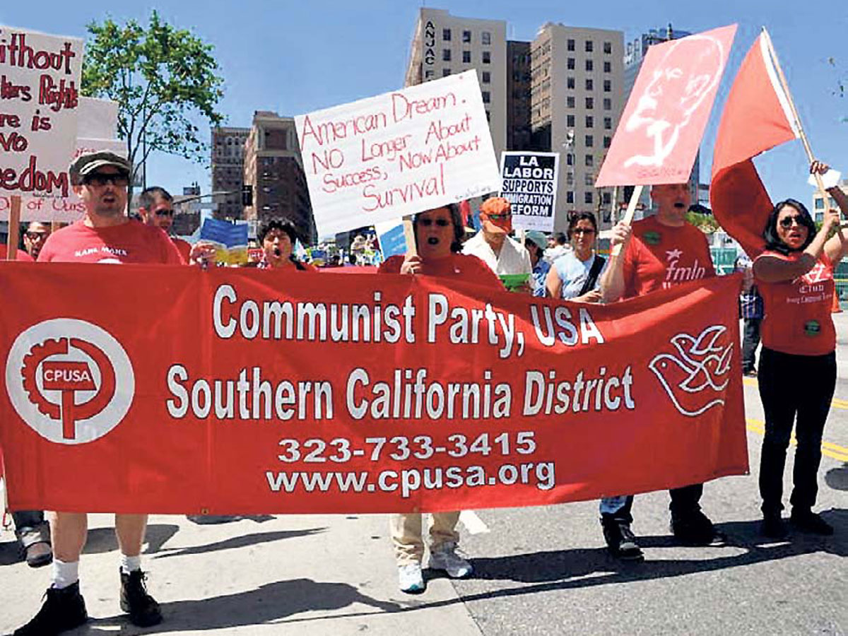 Калифорнийские большевики гордо несут знамя борьбы за рабочее дело