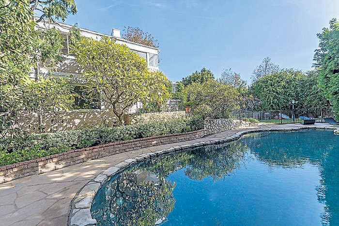 Дом построен в стиле ар-деко в 1933 году. В нём пять спален и столько же ванных