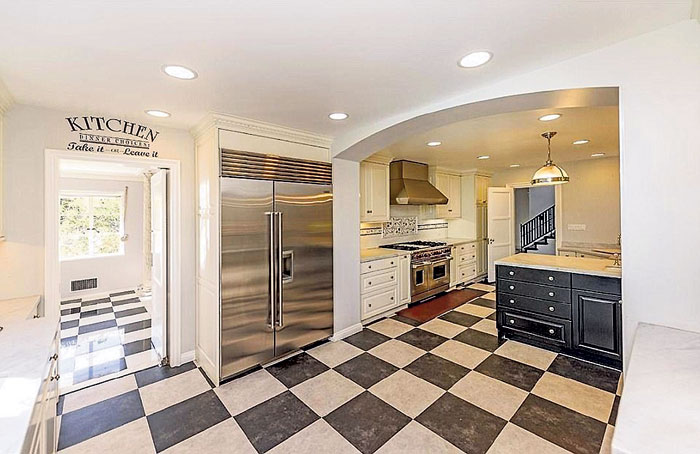 В кухне всё оборудование осталось