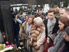 Семья Николая Караченцова у его могилы: невестка Ирина, вдова Людмила, внуки Петр, Янина и Ольга, сын Андрей