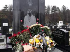 Памятник Николая Караченцову на Троекуровском кладбище