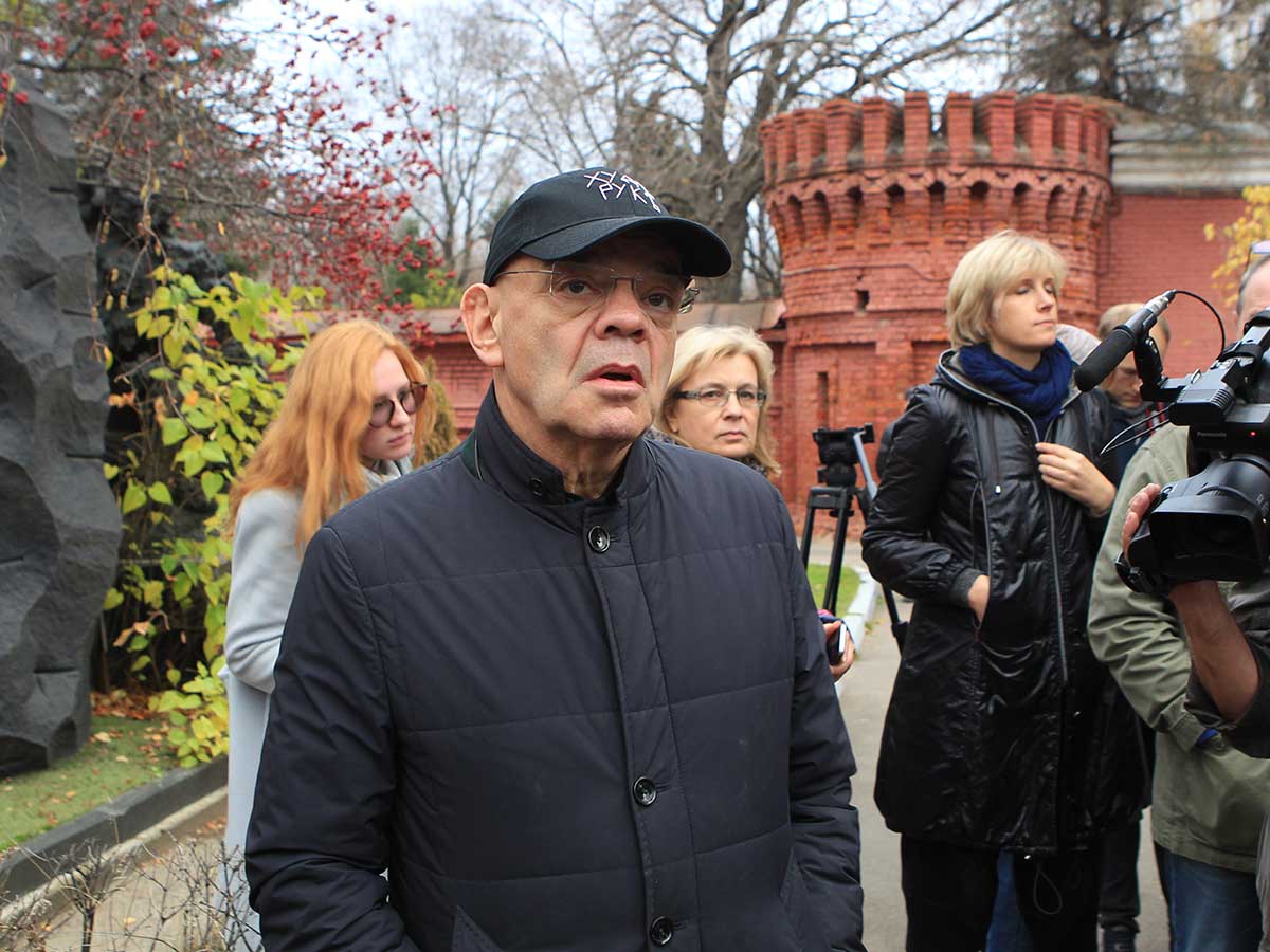 Труппа «Сатирикона» в день 80-летия театра пришла к могиле Аркадия Райкина