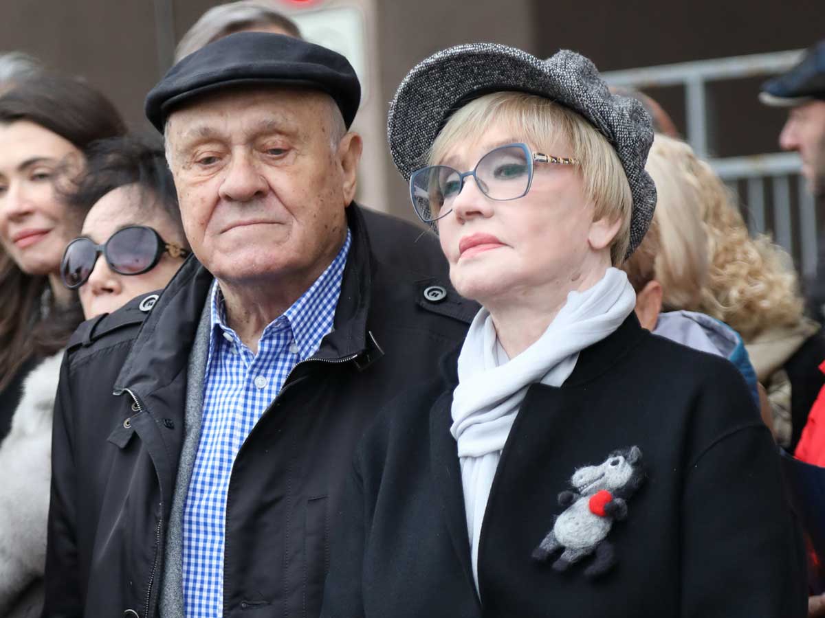 Алентова и Меньшов открыли памятную доску в честь Алексея Баталова