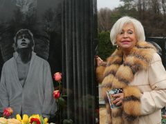 Вдова Николая Караченцова Людмила Поргина около его могилы