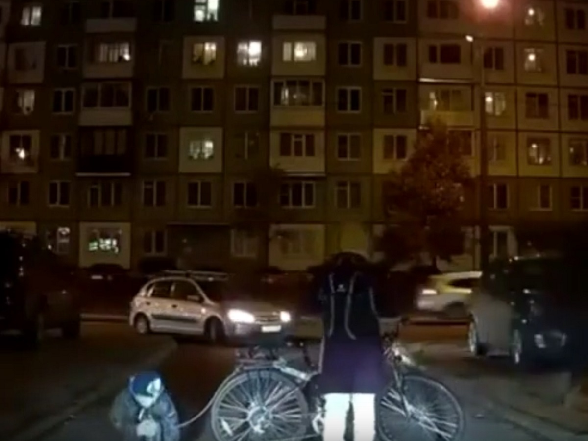 Мать привязала ребенка к велосипеду