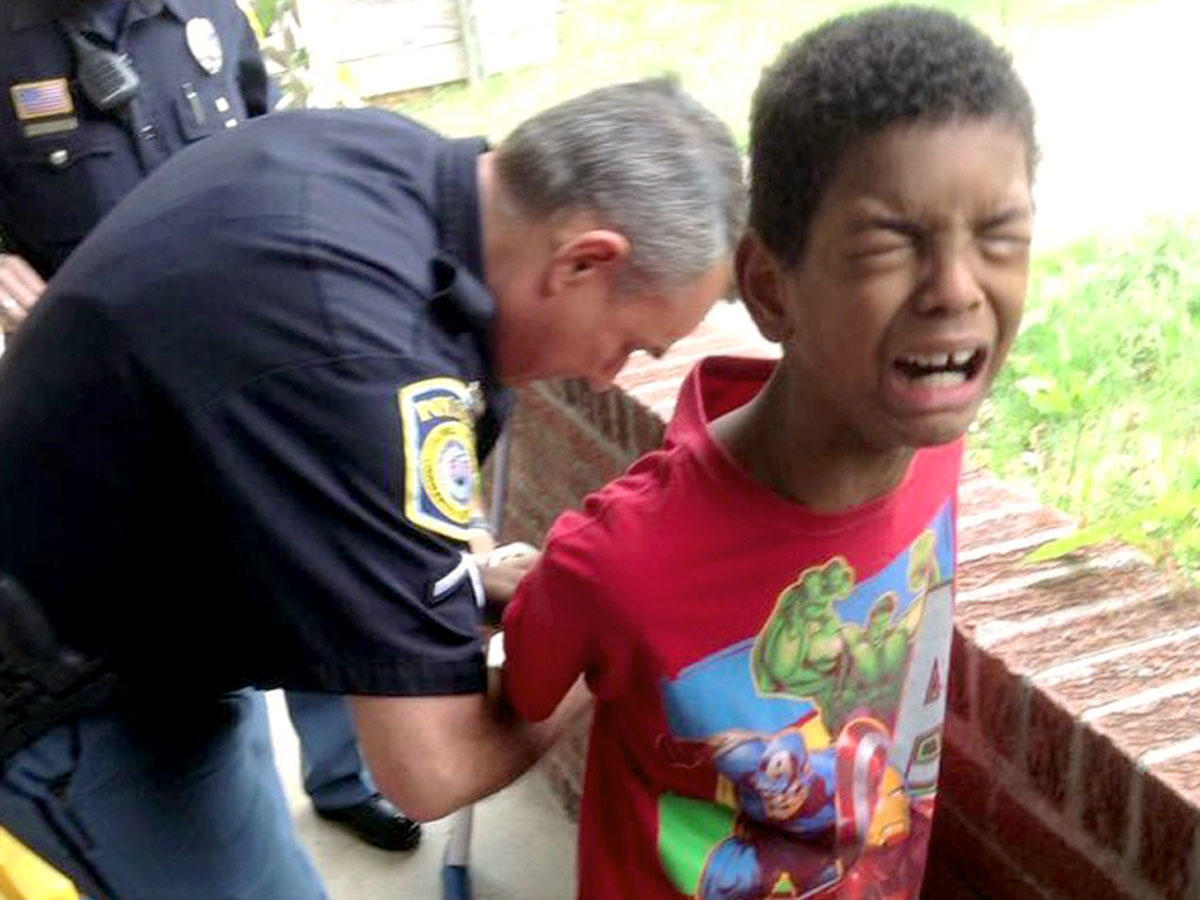 Американский коп не церемонится с малолеткой