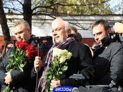 Дирижер и пианист Константин Орбелян (в центре)