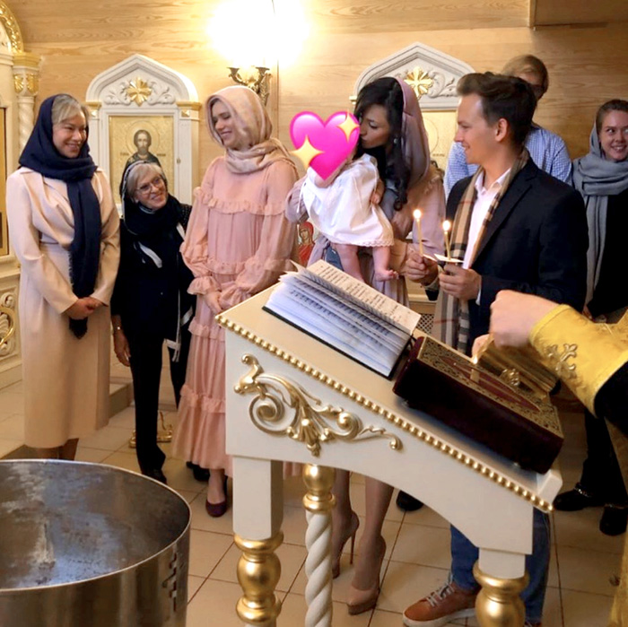 Кроха Сонечка в кругу родных: бабушка Варвара, прабабушка Алиса, мама Аня и крестные - колдунья и сотрудник театра