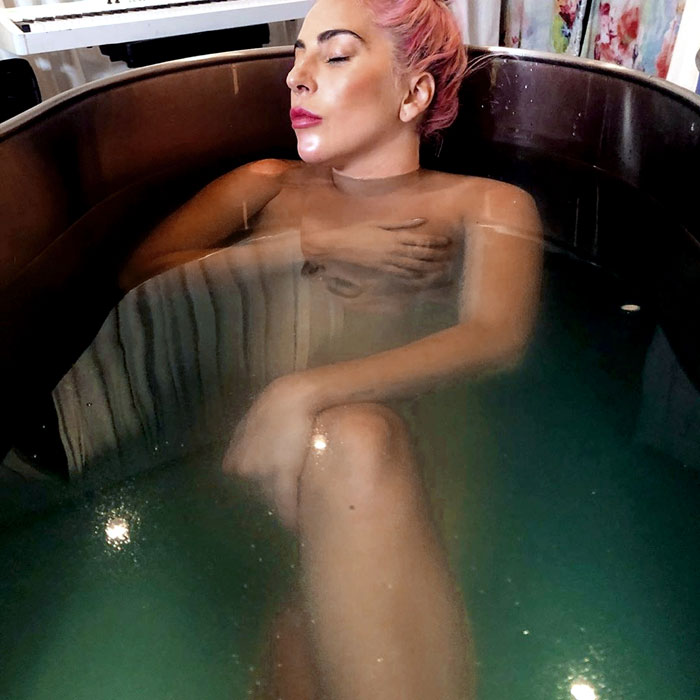 Певица восстанавливала кондиции, чередуя ледяную ванну с горячей