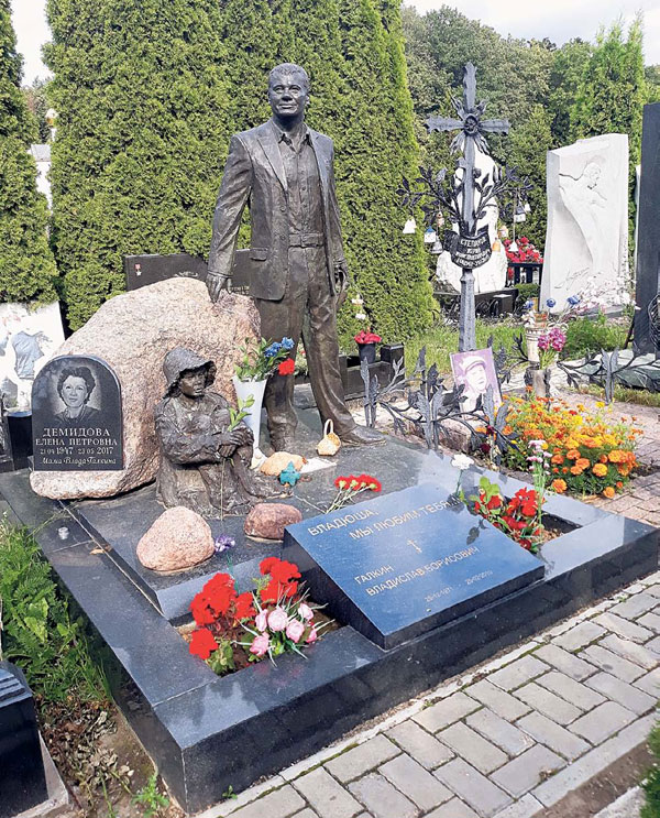 Галкин и его мама похоронены на аллее звезд на Троекуровском кладбище (уч. 6)