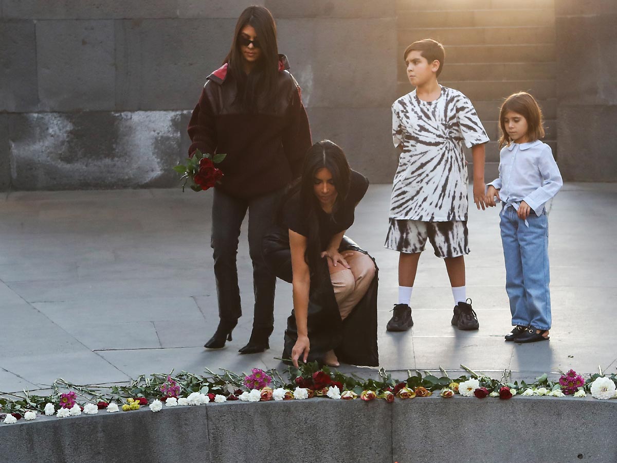 Ким и Кортни Кардашян посетили мемориальный комплекс Цицернакаберд в Ереване