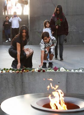 Ким и Кортни Кардашян посетили мемориальный комплекс Цицернакаберд в Ереване