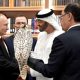 Президент РФ Владимир Путин с королем Саудовской Аравии, который глаз не сводит с подаренной ему птицы