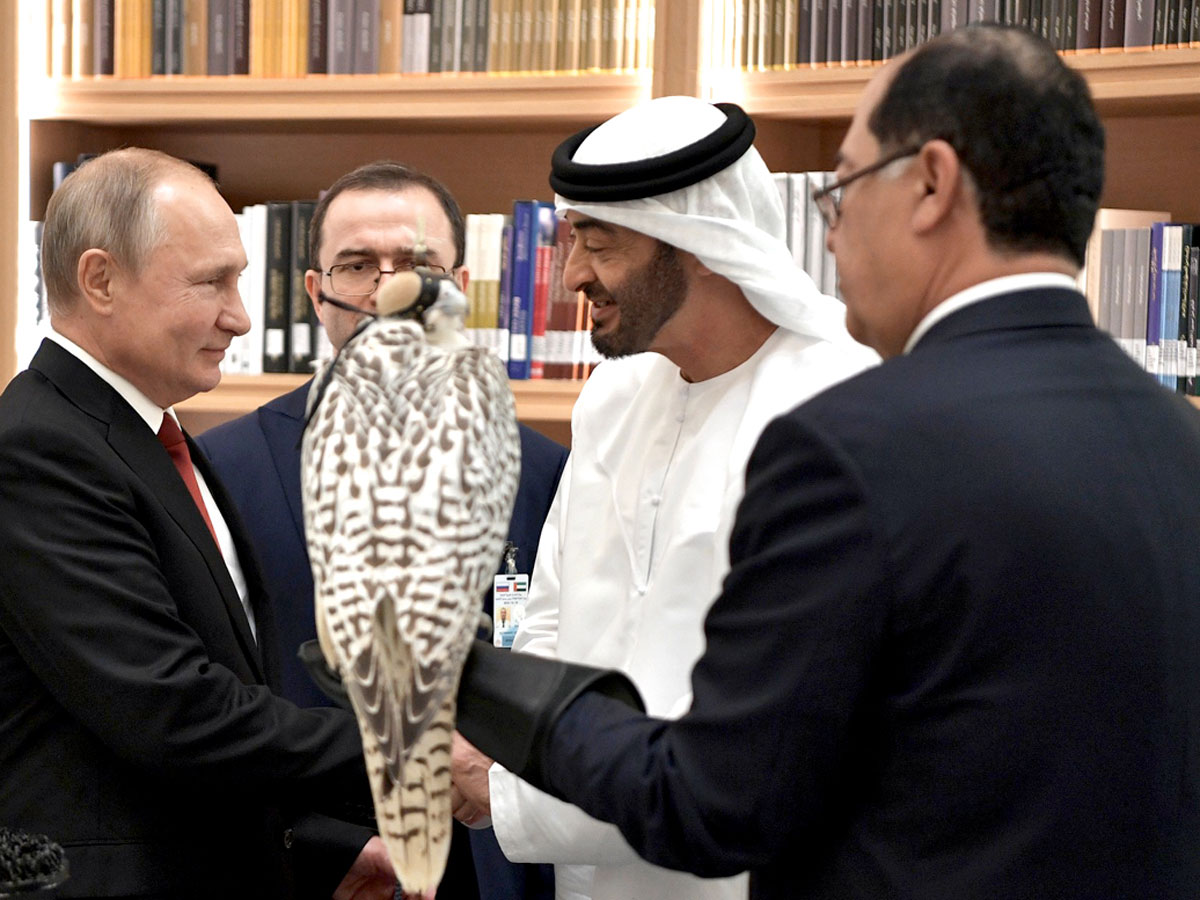 Президент РФ Владимир Путин с королем Саудовской Аравии, который глаз не сводит с подаренной ему птицы