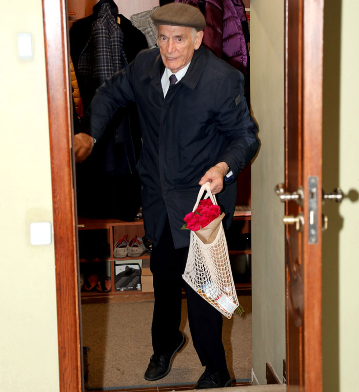 Василий Семёнович обрадовался неожиданному подарку и поспешил домой к жене на романтический ужин