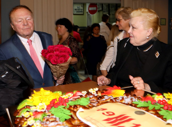 Борис Галкин расстроился, что в этот вечер всех угощали пирогом с персиками. «Я больше люблю с мясом», - шепнул он Наталии Дрожжиной