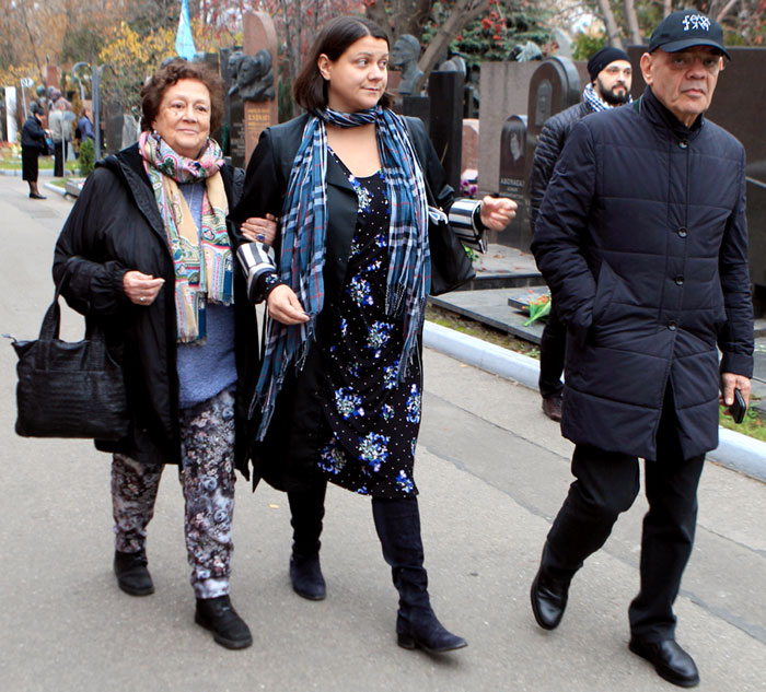 На следующий день Екатерина Райкина (слева) с братом Константином и его дочкой Полиной пришли на могилу отца и деда на Новодевичьем кладбище. Театру «Сатирикон», который основал Райкин-старший, а сейчас возглавляет его сын, исполнилось 80 лет, а Аркадию Исааковичу - 108