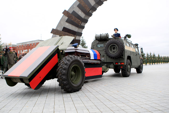 Гроб с телом дважды Героя СССР доставили к месту погребения на пушечном лафете, сцепленном с бронеавтомобилем «Тигр»