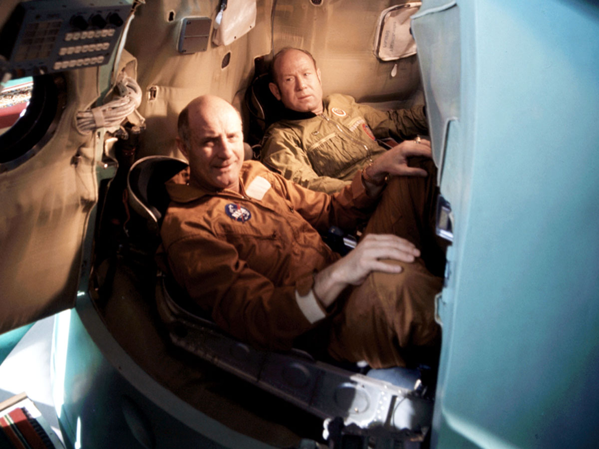 Стаффорд и Леонов во время тренировки в спускаемом аппарате тренажера «Союз» (1975 г.)