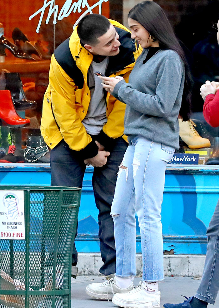 Дочь поп-звезды вместе с бойфрендом рублем поддержали маманю