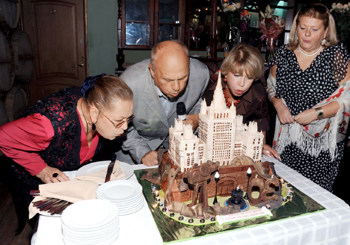 На 30-летии фильма Рязанова, Алентова и Муравьева задували свечки на торте вместе с Меньшовым (2009 г.)
