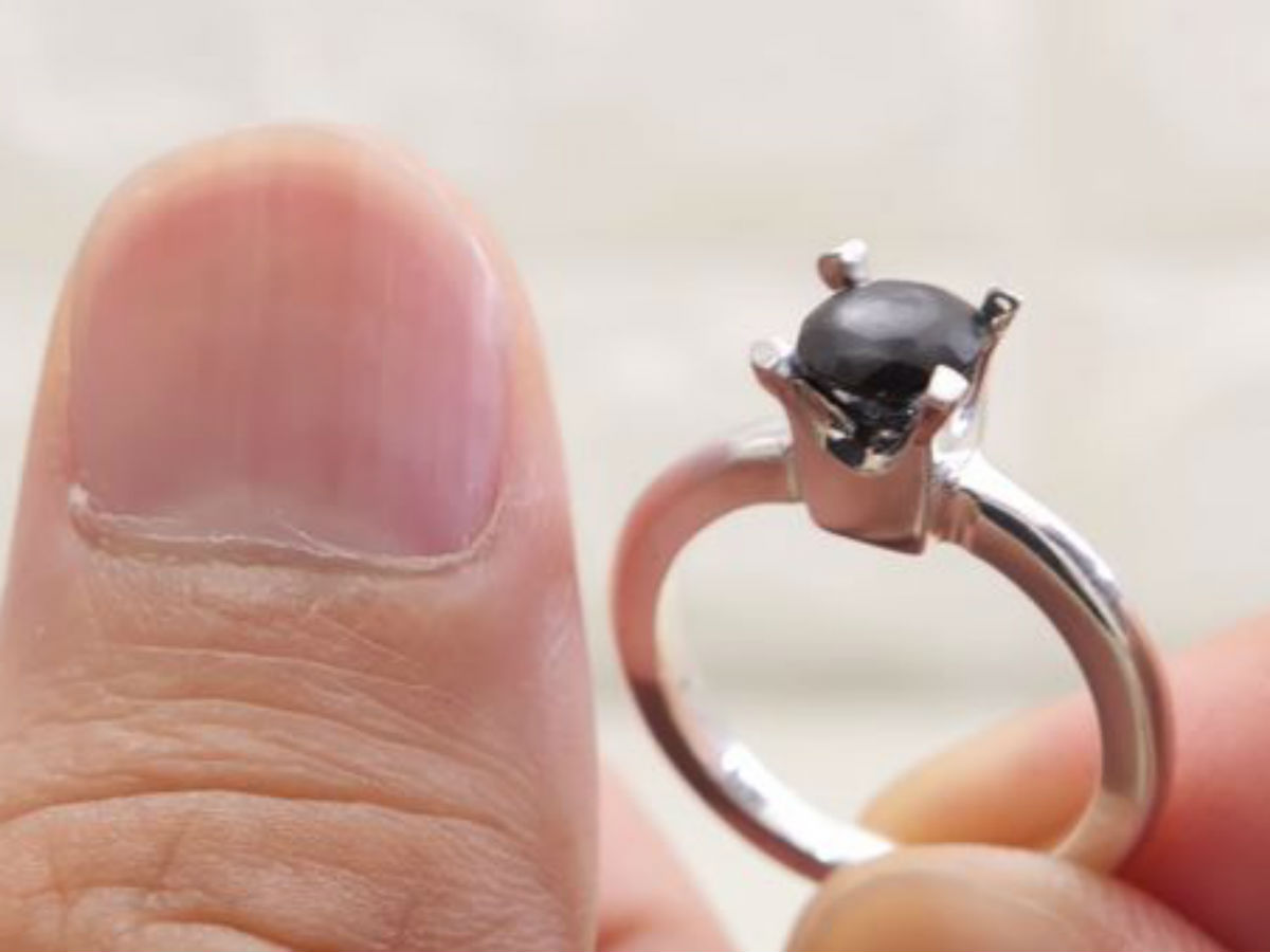 Японец сделал кольцо из ногтей