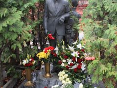Памятник Аркадию Райкину на Новодевичьем кладбище