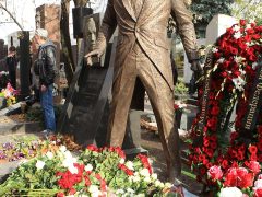 Памятник Дмитрию Хворостовскому на Новодевичьем кладбище