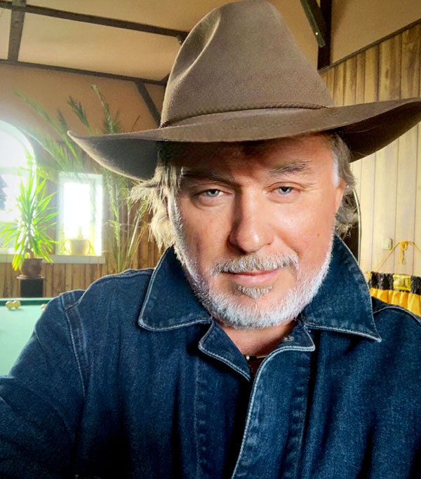 Автор-исполнитель Терехов в той самой шляпе