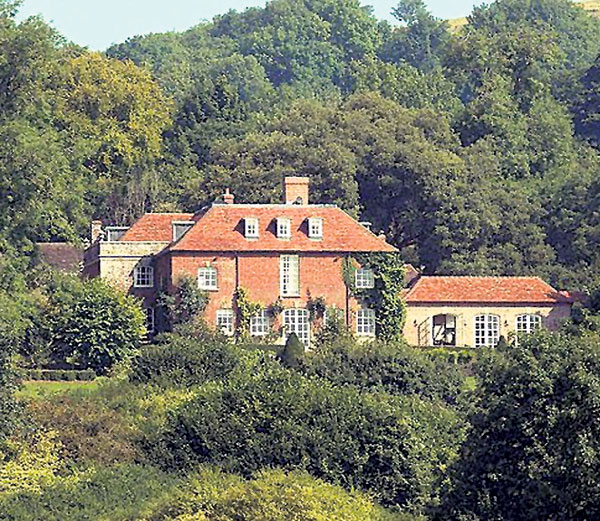 Режиссёр живёт с семьёй в старинном доме, где каждый шаг приходится согласовывать