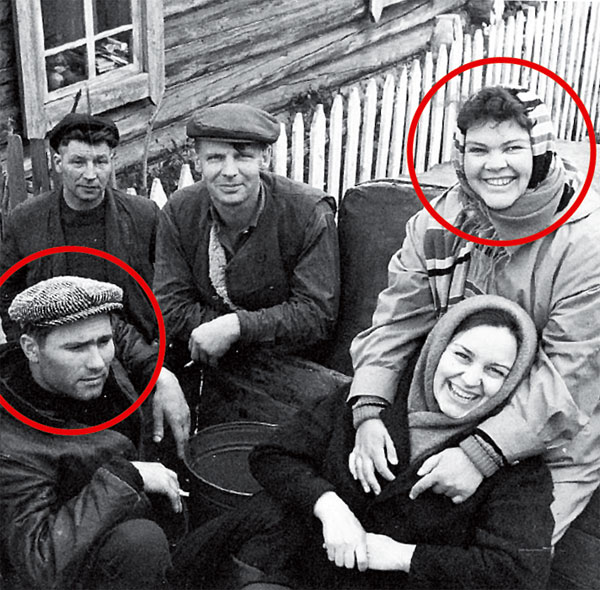Шукшин и Григорьева с его односельчанами. Сростки. 1963 г.