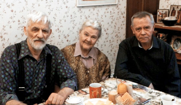 На фото рядом с супругами - писатель Распутин, автор «Прощания с Матёрой»