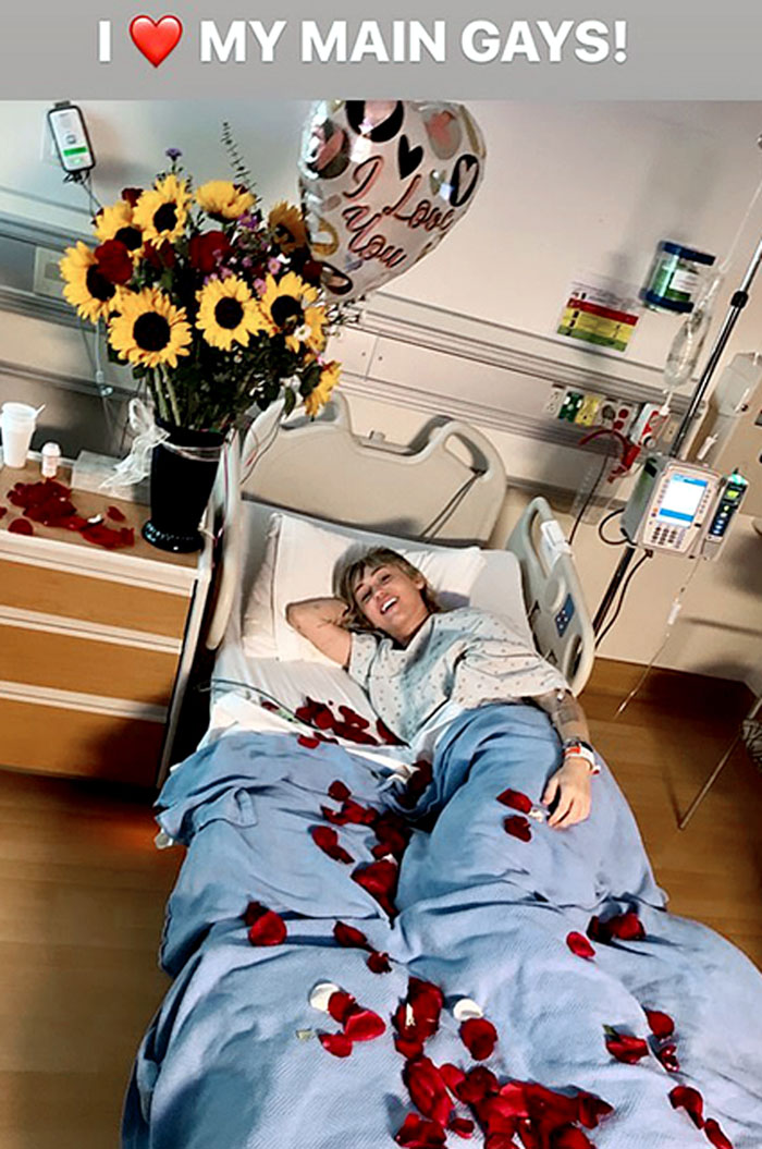 Больничная палата певицы напоминала клумбу