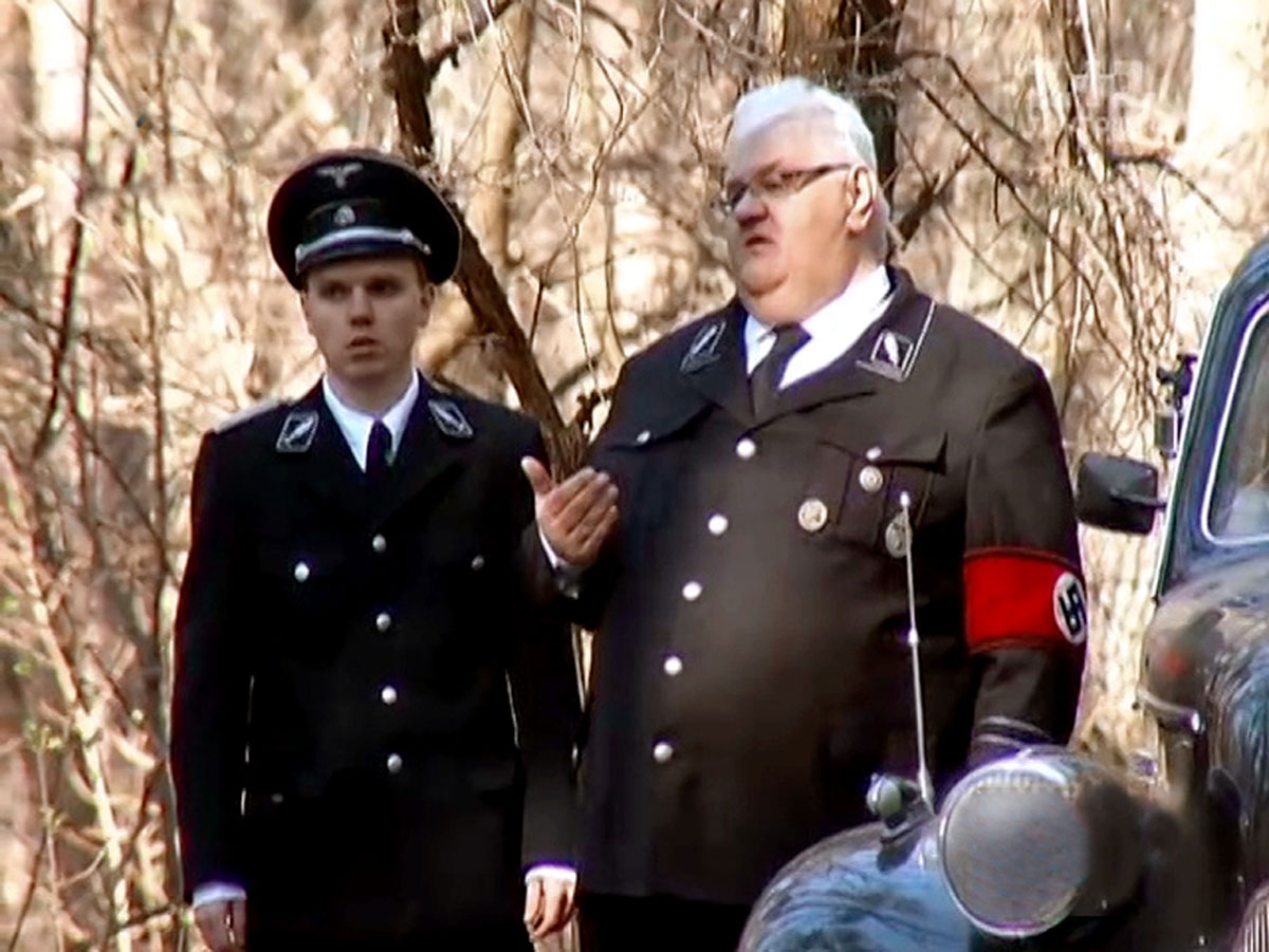 Лицедей (справа) теперь с гордостью носит новую форму украинских чиновников