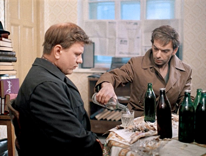 Во время съёмок в коммуналке Баталов чудом не простудился - в помещении было очень холодно