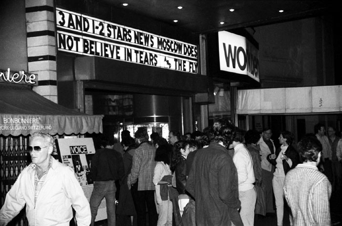 В кассы кинотеатра «Эмбасси-72» в Нью-Йорке, где демонстрировали советский фильм «Москва слезам не верит», тоже выстраивались большие очереди (лето 1981 года)