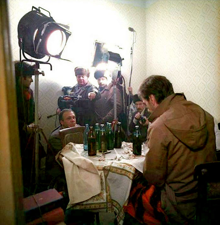 Во время съёмок в коммуналке Баталов чудом не простудился - в помещении было очень холодно