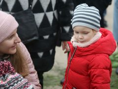 Младшая внучка Николая Караченцова Оля (справа)