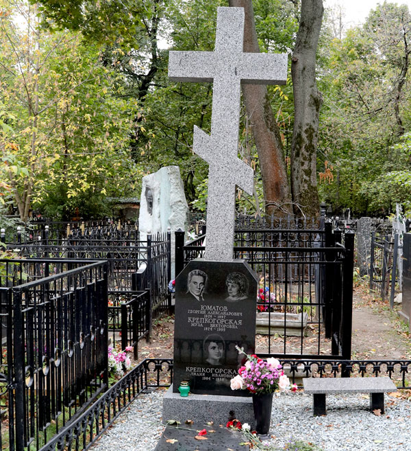 Супруги покоятся на 14-м участке Ваганьковского кладбища