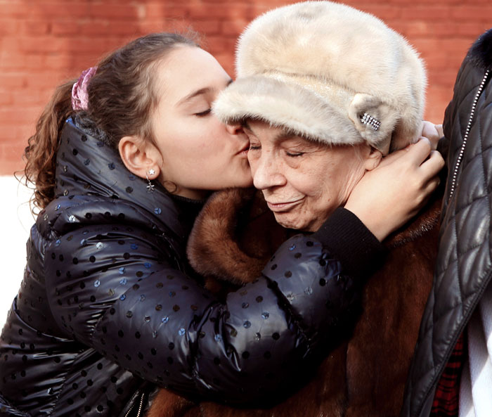 Дочка баритона Нина целует бабушку