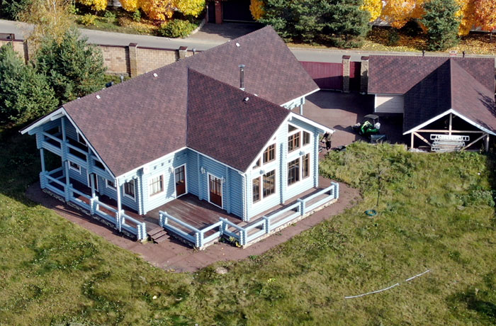 Сюда звезда поселила маму