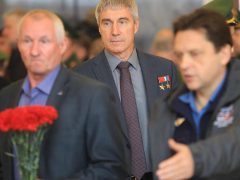 Сергей Крикалев (в центре)