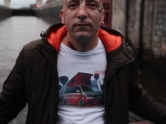 Ведущий «НАШЕго Радио» Андрей Ломанов выполняет задание слушателей.