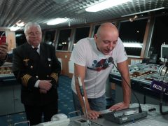 Ведущие «НАШЕго Радио» в капитанской рубке.