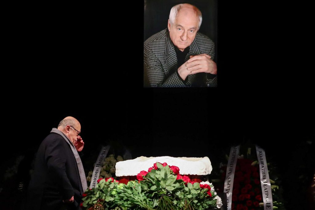 Александр Калягин у гроба Захарова