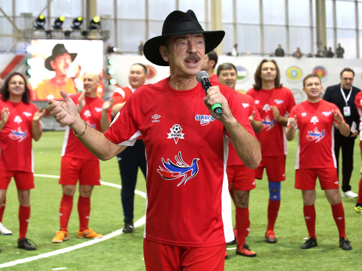 Михаил Боярский сыграл в футбол в шляпе!