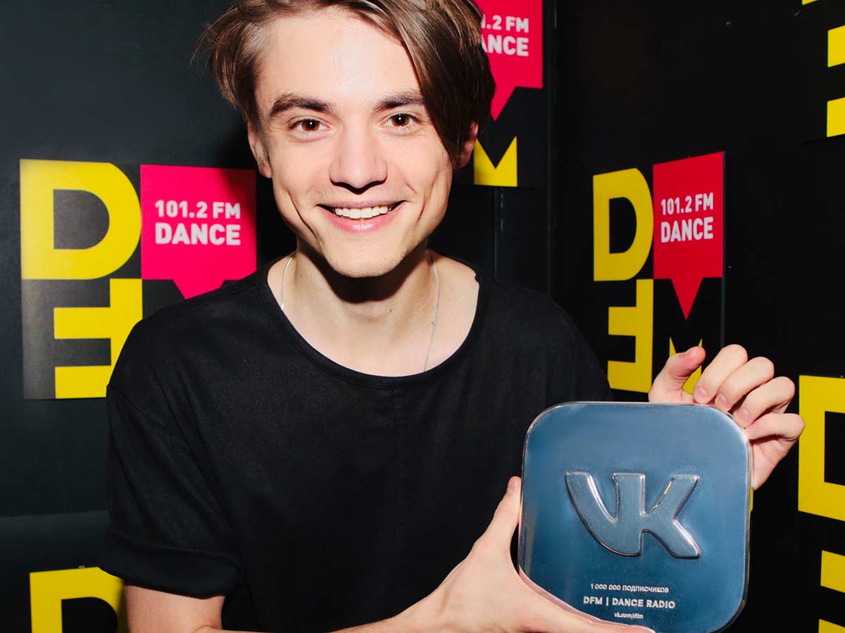Радио DFM получило награду ВКонтакте за 1,5 миллиона подписчиков