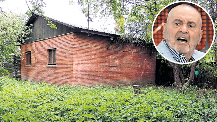 Кирпичная банька, которую построил на участке Баталовых их сосед Вадим Эльгарт (в круге), выглядела очень основательно